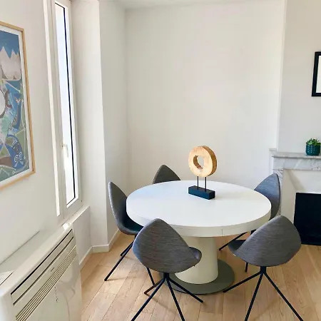 Bright & Modern In The Heart Of Lägenhet